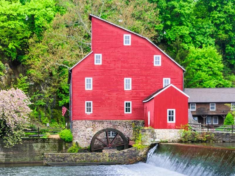 Featured image for “Explore Local Shops and Eateries in Charming Spots”